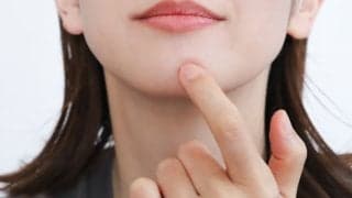 繰り返す顎ニキビの原因は？ホルモンバランスと美容鍼で内側からケア！