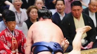 朝紅龍「足、出てたやろ！」寿之富士「出てないです…」物言い付く熱戦、帰り際に笑顔のツッコミ