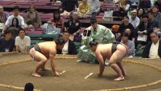 「おっ！」「向正面溜席で」大相撲、行司の真後ろに鎮座するミュージシャンの姿 注目若手力士の取組でカメラに抜かれひと際の存在感