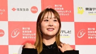 ミヤコレこと都玲華、赤のミニスカ＆赤マニキュアの素足のぞかせる／前夜祭