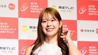 吉田鈴、淡いピンクグレーのノースリーブ＆足のぞかせたひざ上丈ショートパンツ姿で笑顔／前夜祭