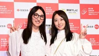 安田祐香、美脚のぞかせたベージュのショートパンツ姿　脇元華は“レア”黒縁メガネ姿／前夜祭