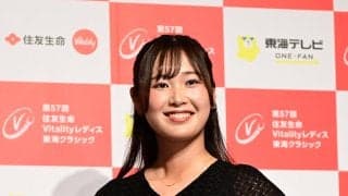 吉沢柚月は真っ黒コーデで笑顔…両腕がやや透けたワンピース　今季大躍進の22歳ホープ／前夜祭