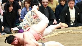 宇良が外掛けで４勝目　低い姿勢貫き館内大歓声　若元春も「なかなか起きてくれない」と脱帽