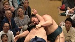 安青錦がまさか電車道で敗れる、足を気にするしぐさで今後に不安残す【大相撲】