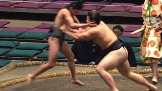 “57キロ”力士が一撃で「吹っ飛んだ」驚きの光景 「まぁそうなる」「最軽量頑張れ」励ましの声