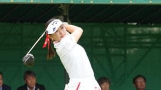 白のミニスカの河本結が執念バーディー…実況は「ゴルフの神様は見てましたね」国内女子第1日