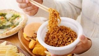 夜のドカ食いは「寝不足」のせいかも。夜の食欲を落ち着かせる眠りのコツ