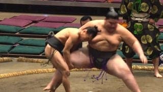 「ひっくり返した！」60キロ力士、160キロ巨漢を“一撃”でゴロン 華麗な決まり手に館内どよめき