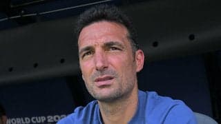 メッシを指導者歴２年でなぜ掌握できたのか　アルゼンチンをW杯優勝に導いた「捨て駒」スカローニ