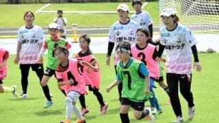 澤穂希さんら元なでしこ4人がサッカー教室　「うまくてびっくり」