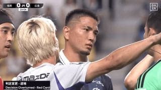 「ふざけるな！」福岡主将の“超危険タックル退場”が物議「選手を壊さないで…」「突っ込みすぎだろ」広島MFが負傷交代