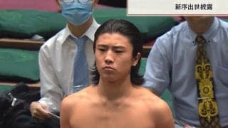 「化粧まわしブカブカw」新序出世披露、現役最軽量15歳・“57キロ”力士に熱視線 身長28センチ、体重123キロ差の兄弟子に借りるも…初々しい姿にほっこり