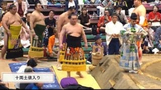 力士の隙間から着物姿の美人女優が“チラリ、チラリ” 十両土俵入りで“ただならぬ”存在感と気品