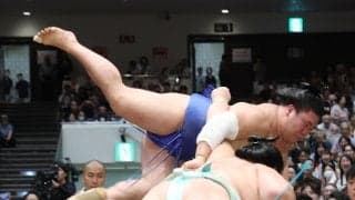 土俵際で逆転の上手投げ！　小兵の藤ノ川、巨体の琴桜を破り２敗守る「思い切りがいい」舞の海氏