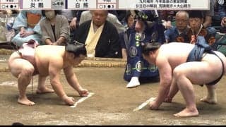 「相撲に集中できない」たまり席に突如現れた“ただならぬ存在感”の2人組 長年の絆を持つ”盟友同士の共演”にファン熱視線