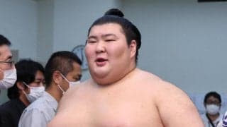 大相撲　熱海富士の出勤姿が「かわちぃ」「あたみんの帯はいろんな着物に似合いそう」和傘にも風情が　大関昇進の基準まであと４勝＆Ｖ争いへ「全部勝つ」