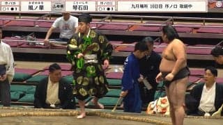 「行司代打」「大丈夫か」土俵際でアクシデント発生 控え行司が仲間のピンチに“ササッ”と登場で見事な連携プレー「控えが軍配を上げるとこ初めて見た」
