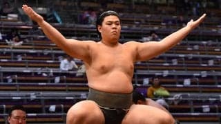 幕下の可貴が寄り倒されて土俵下へ落下　頭部強打の可能性あり、相撲診療所へ