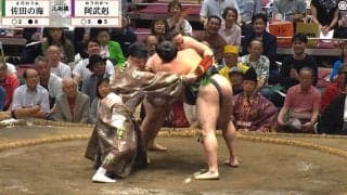 「これこそ珍事」大相撲、行司“ひやり”の緊急事態！ 再開の8秒後に2度目の“まわし待った”で館内笑い「2度目は初めて見た」「取組に集中できない」