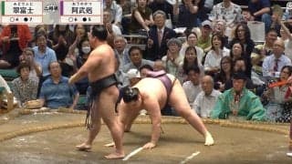 「お？なんだ」「ひさびさみた」館内どよめく一瞬の“妙技” 相手力士、両手を土俵につく「珍しいな」「技で勝った」ファンも注目