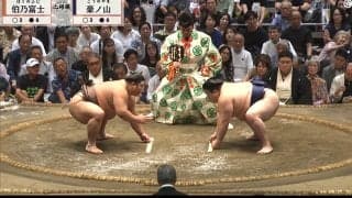 立ち合い直前で“奇声”、伯乃富士が“待った”でほっこり珍光景「あれ、おっちの肩に…」一体、何が？