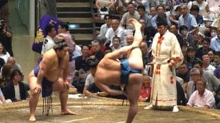 「髪の毛パープルやん」大相撲、あまり映らない特等席に“大物MC”が鎮座「品格が違う」