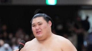 横綱大の里が涙の6度目V、表彰式ではおなじみ巨大マカロン登場　日仏友好杯の副賞