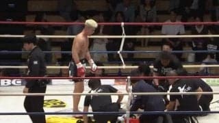 「最悪すぎる」「格闘家失格や」ダウンした相手に“ダメ押し”の顔面蹴り 前代未聞の反則に波紋 相手は失神 後日SNSで「自分自身を見つめ直して」謝罪も