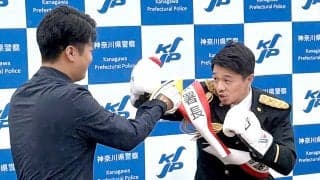 【ボクシング】中谷潤人“警察署長”が制服姿でミット打ち　来年の再起戦へ「ゼロから一つ一つ作り上げる」