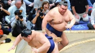 ３６６万円分の懸賞袋を抱えて花道を下がる高安…バブルを迎える令和の角界