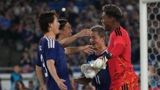 スロー映像で要チェック！｢ずっとボール見ててびっくり｣日本代表GK鈴木彩艶の“両目ガン開き” PKストップ＆2度追いセービングに脚光！ ｢執念｣｢最後の最後までボールを見逃さない｣