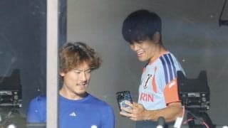 久保建英　左手薬指に指輪キラリ　日本代表練習に登場　アップで指輪に触れる場面も　福原遥との結婚発表から一夜
