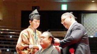 大相撲断髪式終えた元英乃海がスーツ姿であいさつも「シャツを忘れた！」前代未聞の危機、元十両の付け人が救う