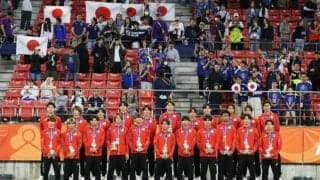 サッカー男子、表彰式で韓国の国旗が揚がらず　戸惑う表情の選手も