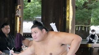 大の里と豊昇龍が明治神宮で奉納土俵入り　雨のため社殿内で実施、かしわ手の音が響き渡る