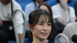 錦織圭の引退セレモニー　舞夫人も笑顔　１日の現役最終戦では涙を流して抱き合う