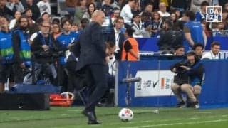 「試合に出てくれ！」ジダン監督の“変態トラップ”が世界で大バズり！スーツ＆革靴での妙技にUEFA公式も反応「嘘みたいな映像」「さすが史上最高のMF」