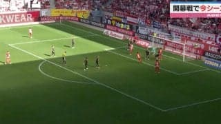 何か違う…！？ フライブルク鈴木唯人、衝撃の“技ありショット”→相手DFが呆然&GKはイライラ！ ハットトリックの手応えを掴んだ“高難易度ゴール”