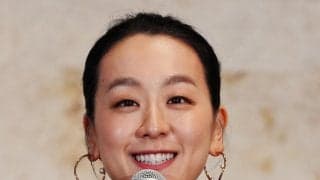 浅田真央さん36歳の誕生日で贈られたバースデーケーキの数々を公開、姉舞さんと寄り添う姿も