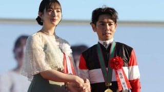 「ベリーベリーかわゆす」競馬場に現れた人気女優に注がれた“視線”…「笑顔が素敵」「かわいすぎるな」