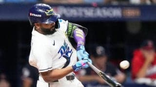 レイズの主砲カミネロがリード広げる左翼ポール直撃の２ラン　PO初本塁打に雄叫びあげて喜ぶ
