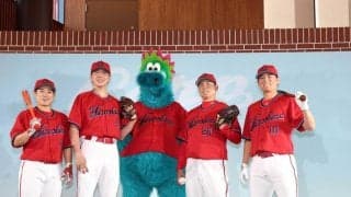広島　ビジター新ユニホームに込めた思い　松田オーナー代行「生まれ変わるチームに新たな物語を」　こだわり抜いた赤、球団カラーの紺・黄金期象徴の水色