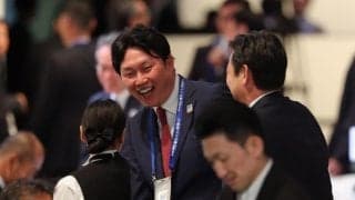 広島　新井監督が満面の笑みで中日フロントマンと握手　会場で見せた絆　山里の一本釣り成功で「うれしい」