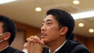 横浜・織田翔希が満面笑みでポーズ！まさかの巨人１位指名直後後→巨人ドラ３・池田聖摩の記念撮影で最前列へ　動揺を封印して仲間を心から祝福