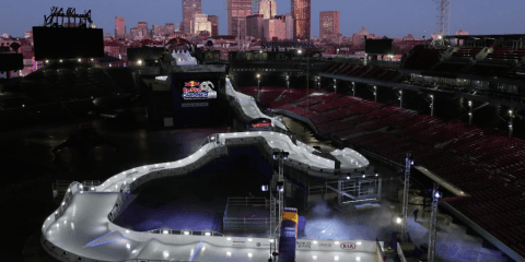 「Red Bull Crashed Ice 2019」レッドソックスの聖地「フェンウェイ・パーク」で開催！
