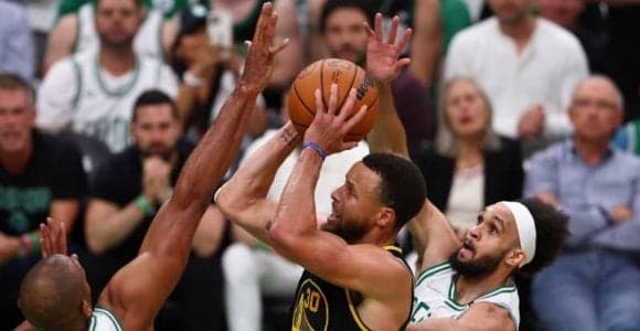 ウォリアーズが終盤の逆転劇でシリーズを2勝2敗のタイに…カリーが両軍最多43得点