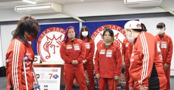 長与千種、合同記者会見で、仙女・里村不在にガチギレ