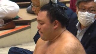 「え、これホンモノ?」朝乃山の背後に“まさか”の人物 熱海富士を撃破で館内騒然での一コマ